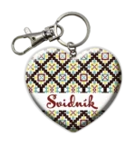 Drevená kľúčenka – Svidník – vzor tradičnej výšivky
